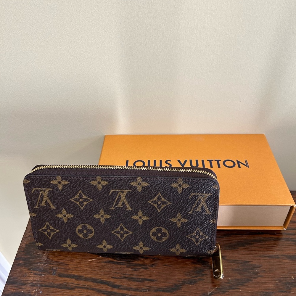 Louis Vuitton 2021 Christmas Animation London Zippy wallet. - Picture 12 of 15